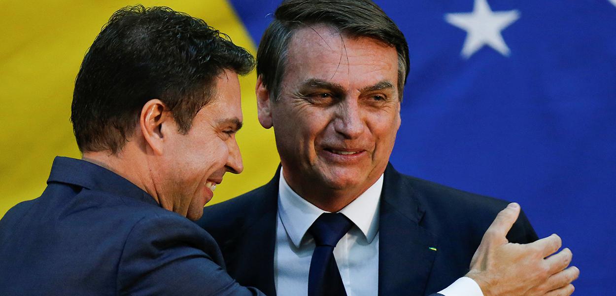 Bolsonaro e Ramagem confraternizam na posse do então novo diretor da Abin 11/07/2019