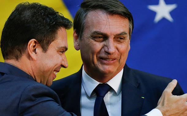 Bolsonaro e Ramagem confraternizam na posse do então novo diretor da Abin 11/07/2019