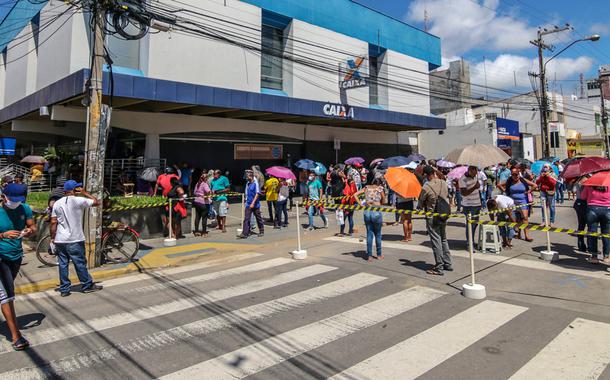 Fila na Caixa Federal para receber auxílio emergencial