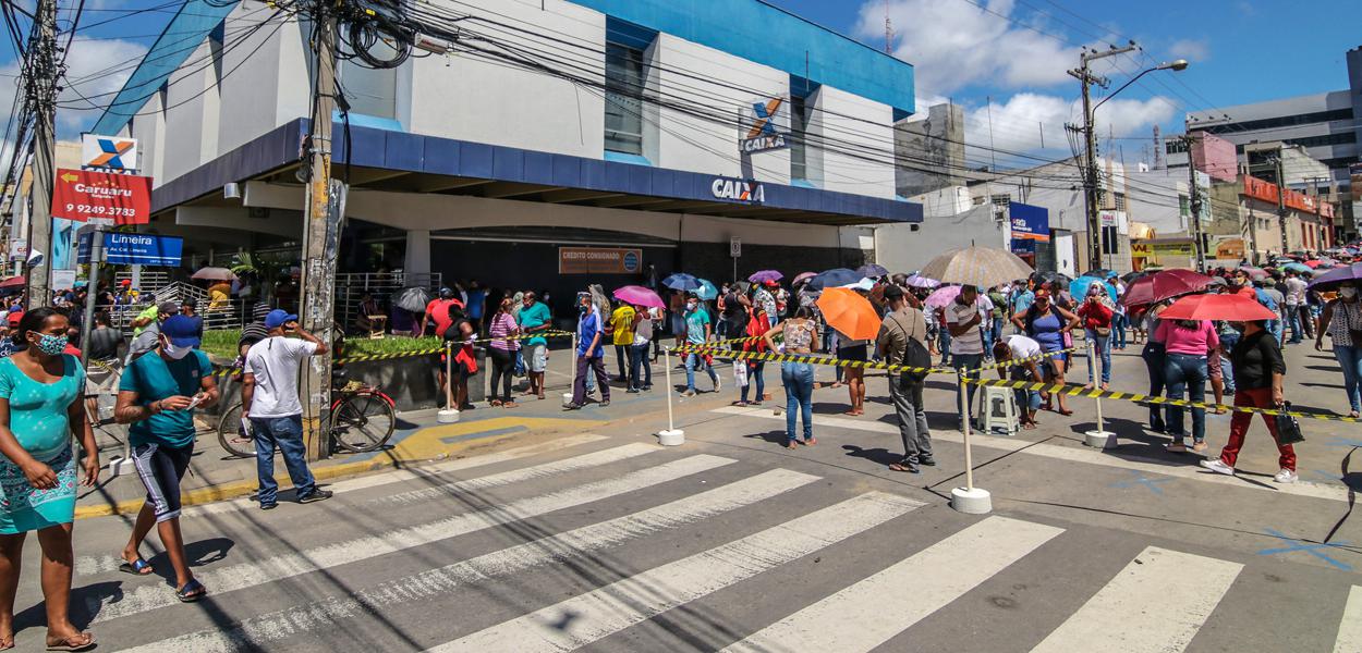 Fila na Caixa Federal para receber auxílio emergencial