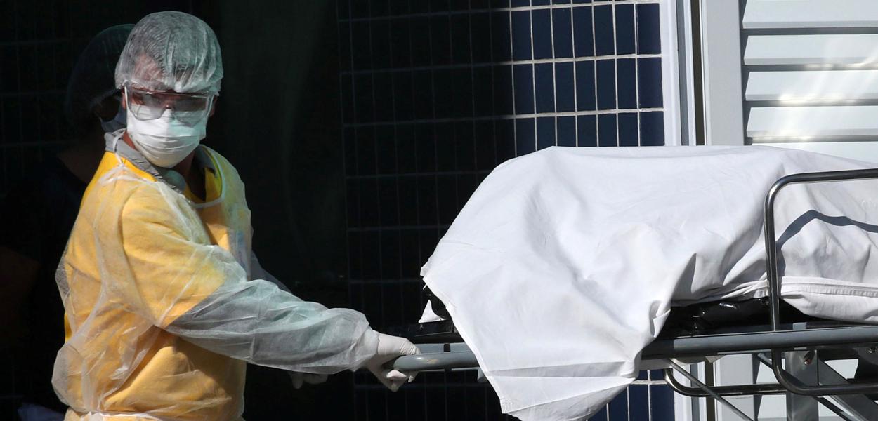 Agente de saúde transorta corpo para caminhão refrigerado em hospital do Rio de Janeiro 28/04/2020