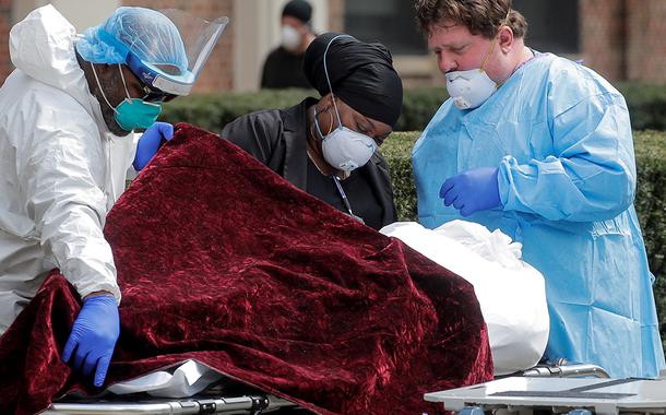 Profissionais de saúde se preparam para transferir o corpo de uma pessoa que morreu no Kingsbrook Jewish Medical Center durante o surto da doença por coronavírus (COVID-19), no bairro de Brooklyn, em Nova York, EUA