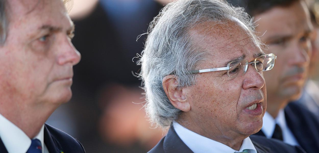 Ministro Paulo Guedes fala a jornalistas próximo a Jair Bolsonaro