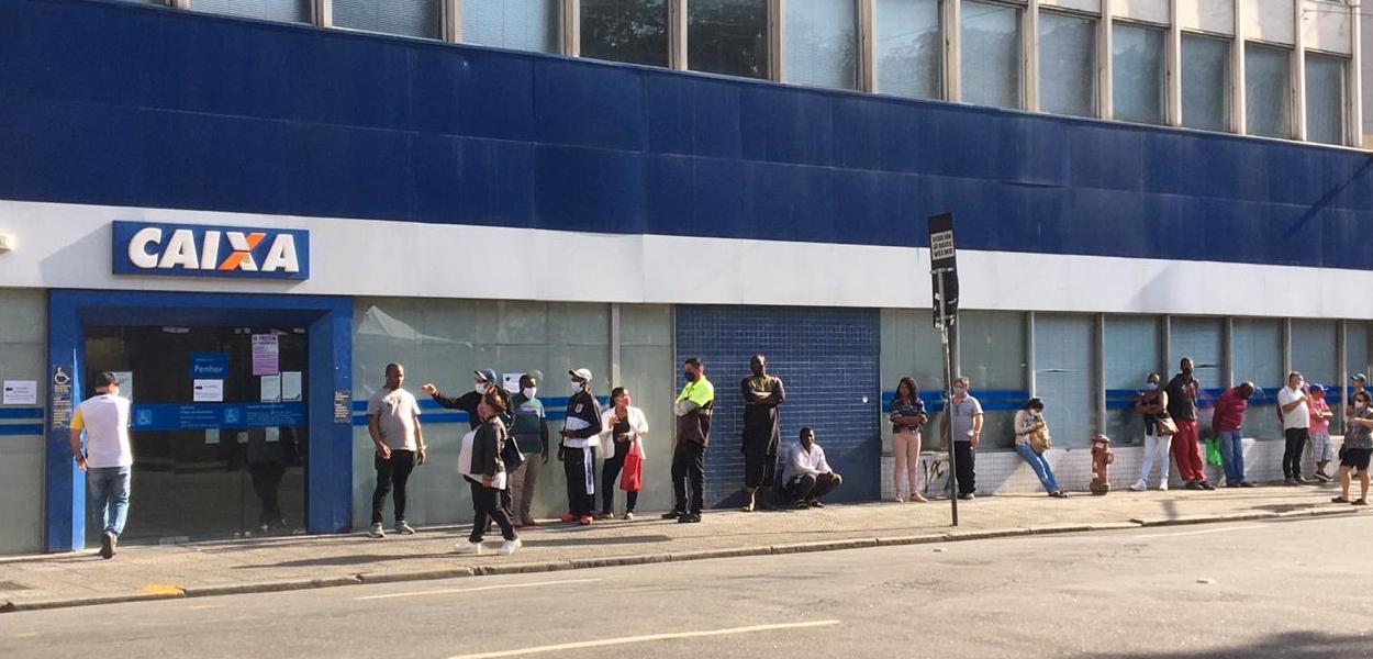 Fila na Caixa Federal em São Paulo