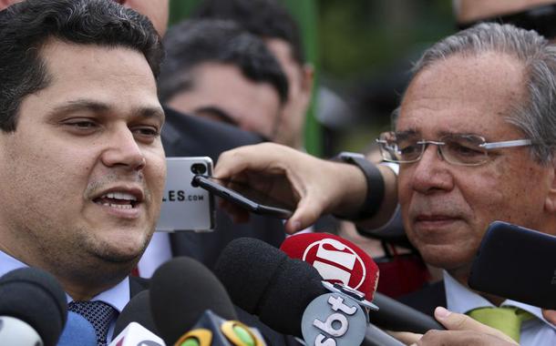 O presidente do Senado, Davi Alcolumbre, e o ministro da Economia, Paulo Guedes, falam ࠩmprensa aps se reunirem na residꮣia oficial da Presidꮣia do Senado.