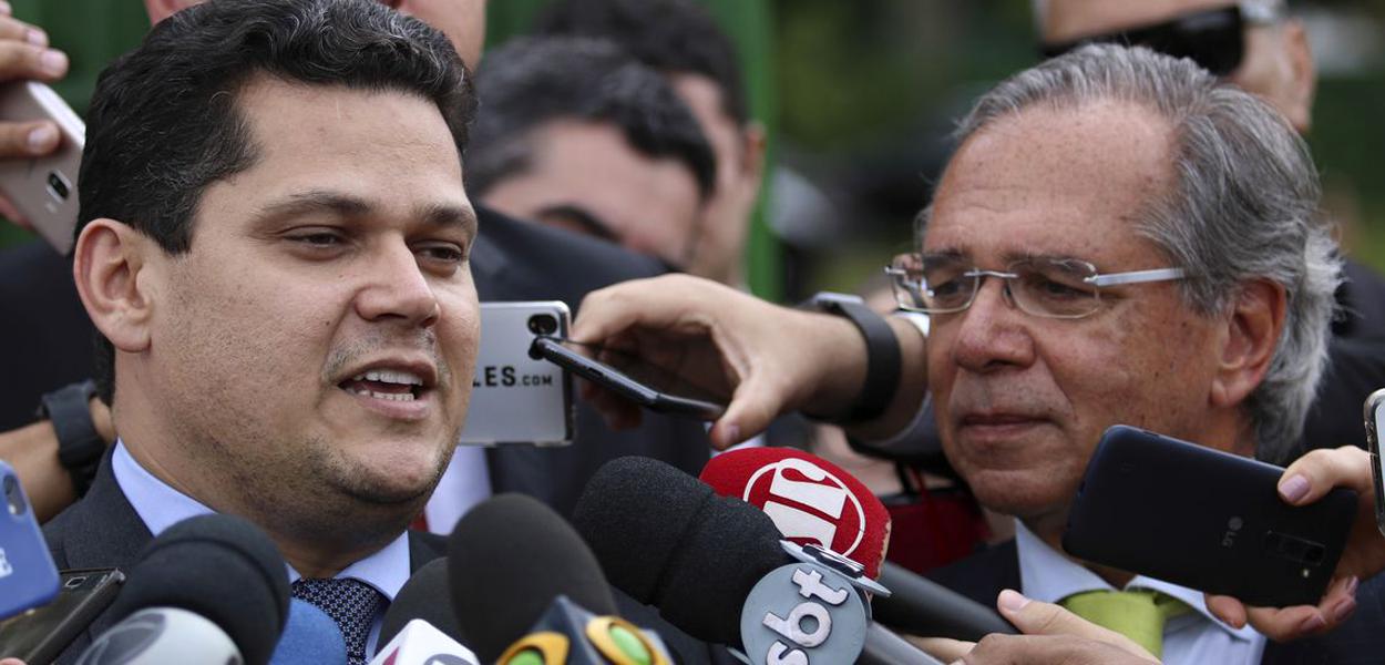 O presidente do Senado, Davi Alcolumbre, e o ministro da Economia, Paulo Guedes, falam ࠩmprensa aps se reunirem na residꮣia oficial da Presidꮣia do Senado.