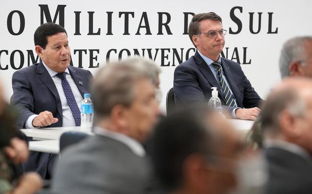 (Porto Alegre - RS, 30/04/2020) Sem Mascara o Presidente da República Jair Bolsonaroe o vice durante Solenidade de transmissão do cargo de Comandante Militar do Sul