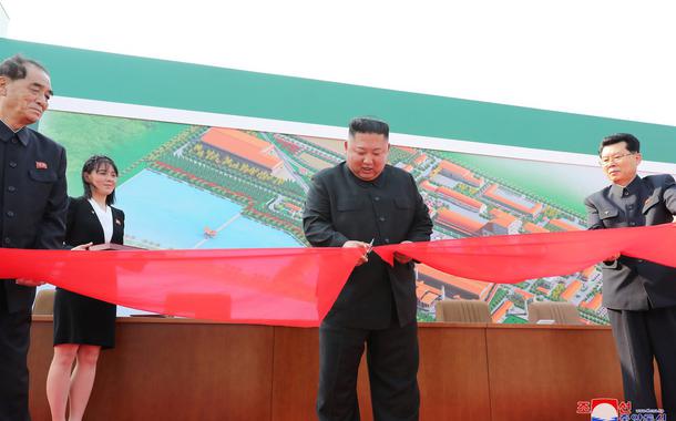 Kim Jong-un inaugura fábrica de fertilizantes em Pyongyang, na Coreia do Norte, neste sábado (2)