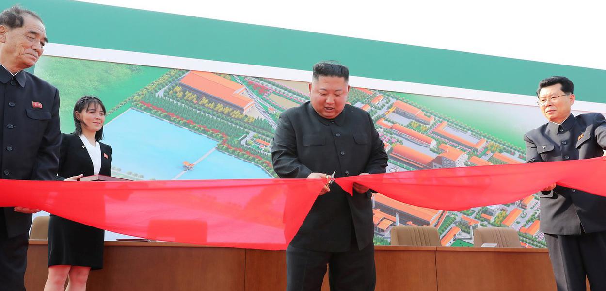 Kim Jong-un inaugura fábrica de fertilizantes em Pyongyang, na Coreia do Norte, neste sábado (2)