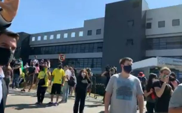 Manifestantes na Polícia Federal de Curitiba