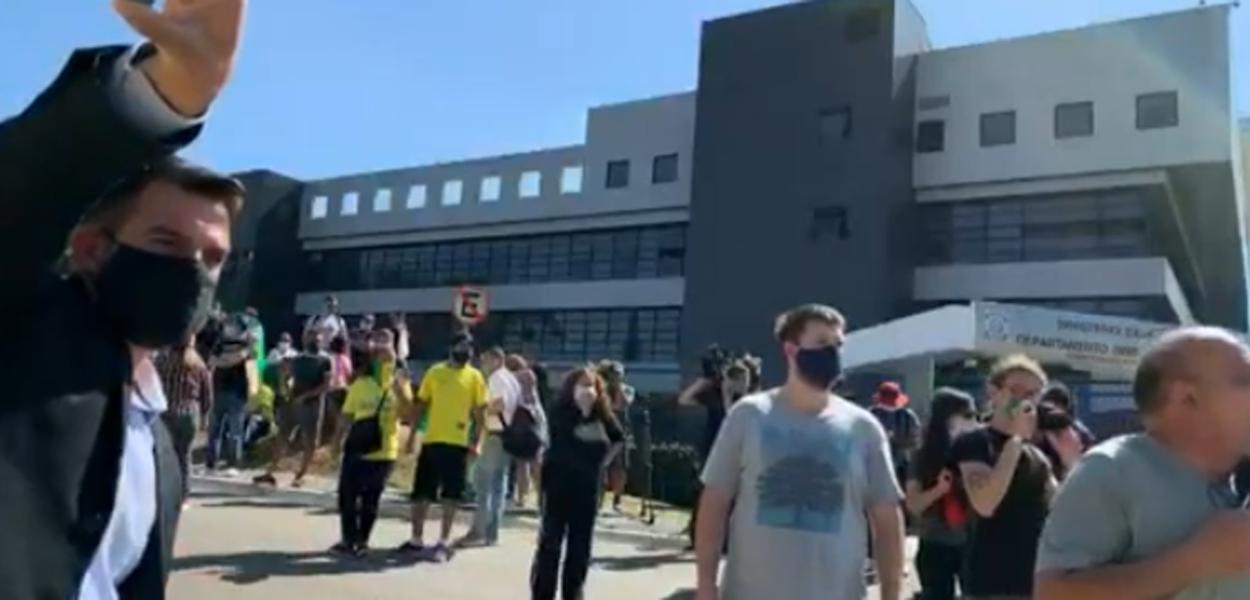 Manifestantes na Polícia Federal de Curitiba