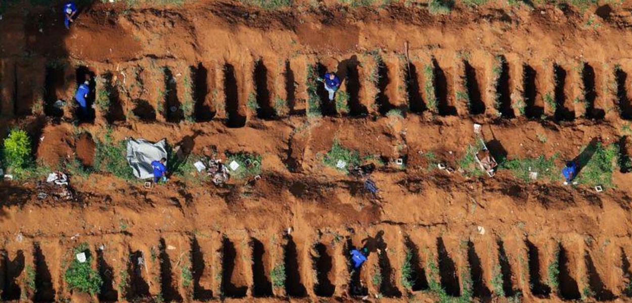 Valas abertas no cemitério de Vila Formosa, em São Paulo, após início de epidemia do coronavírus 02/04/2020