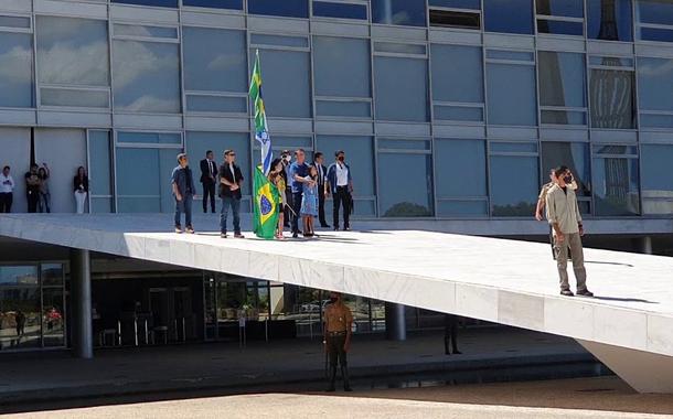 Jair Bolsonaro participa de ato em Brasília, em frente ao Palácio do Planalto