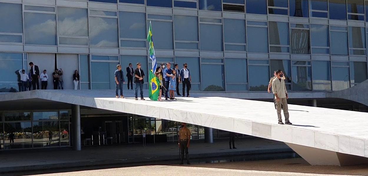 Jair Bolsonaro participa de ato em Brasília, em frente ao Palácio do Planalto