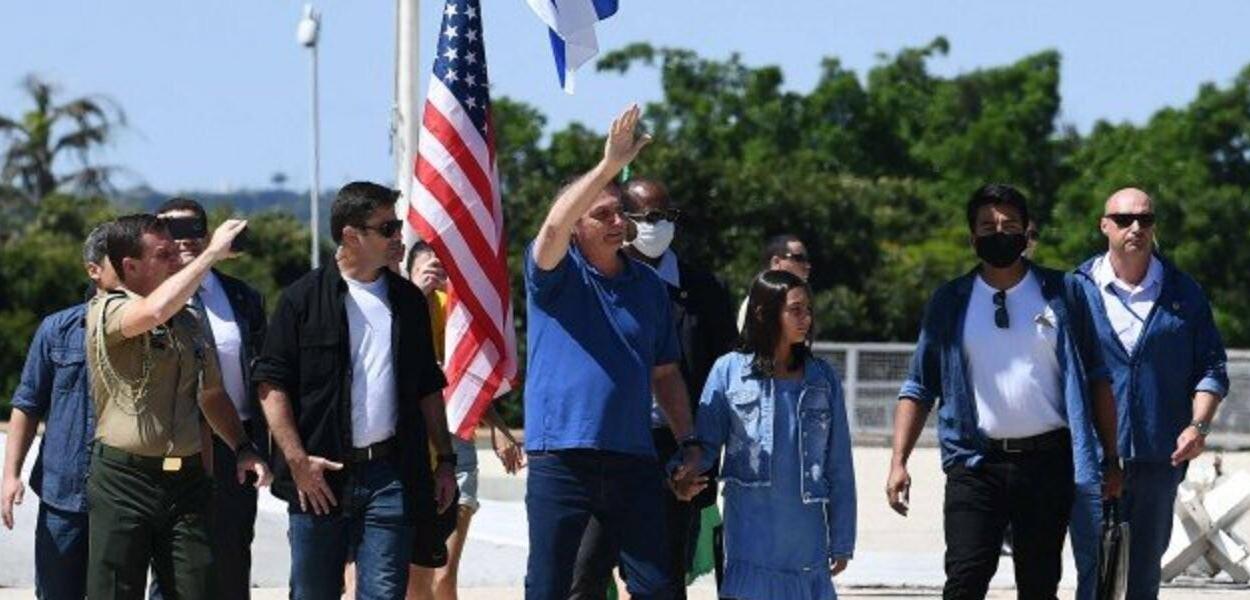 Jair Bolsonaro ao lado da bandeira dos Estados Unidos em manifestação