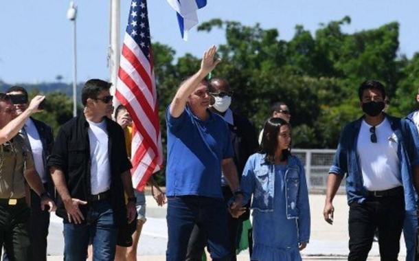 Jair Bolsonaro ao lado da bandeira dos Estados Unidos em manifestação