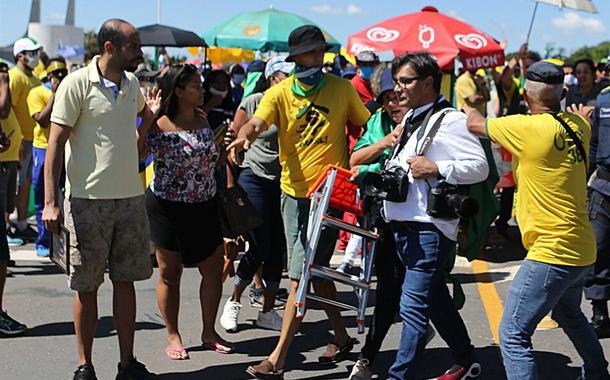 Fotógrafo Dida Sampaio deixa manifestação após agressões