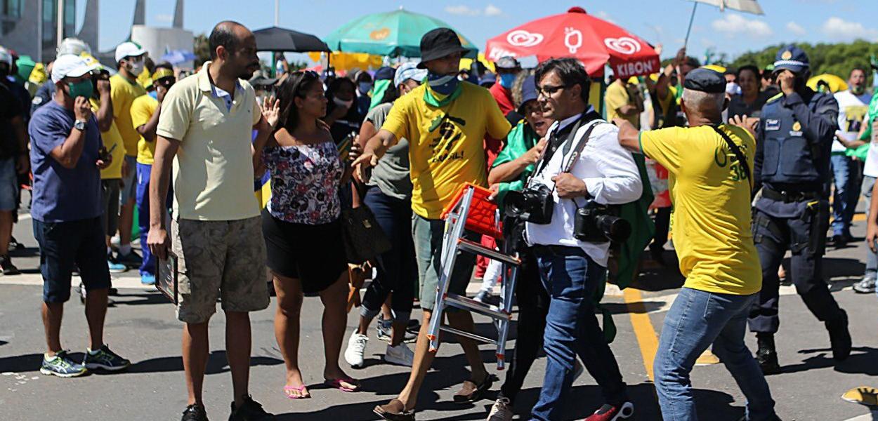 Fotógrafo Dida Sampaio deixa manifestação após agressões