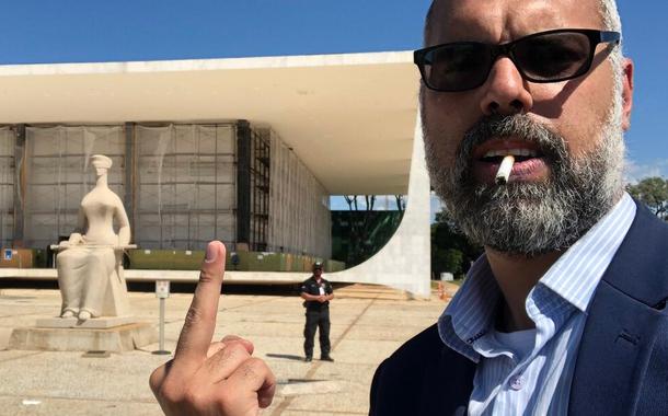 Blogueiro Allan dos Santos mostra "dedo do meio" para o STF