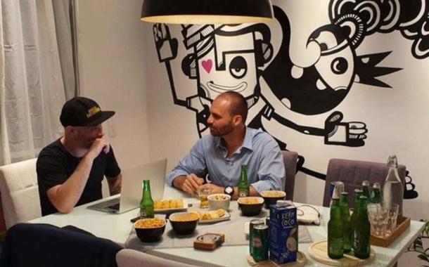 O publicitário Leonardo Oliveira e Eduardo Bolsonaro em foto anexada no documento encaminhado para a CPMI das Fake News