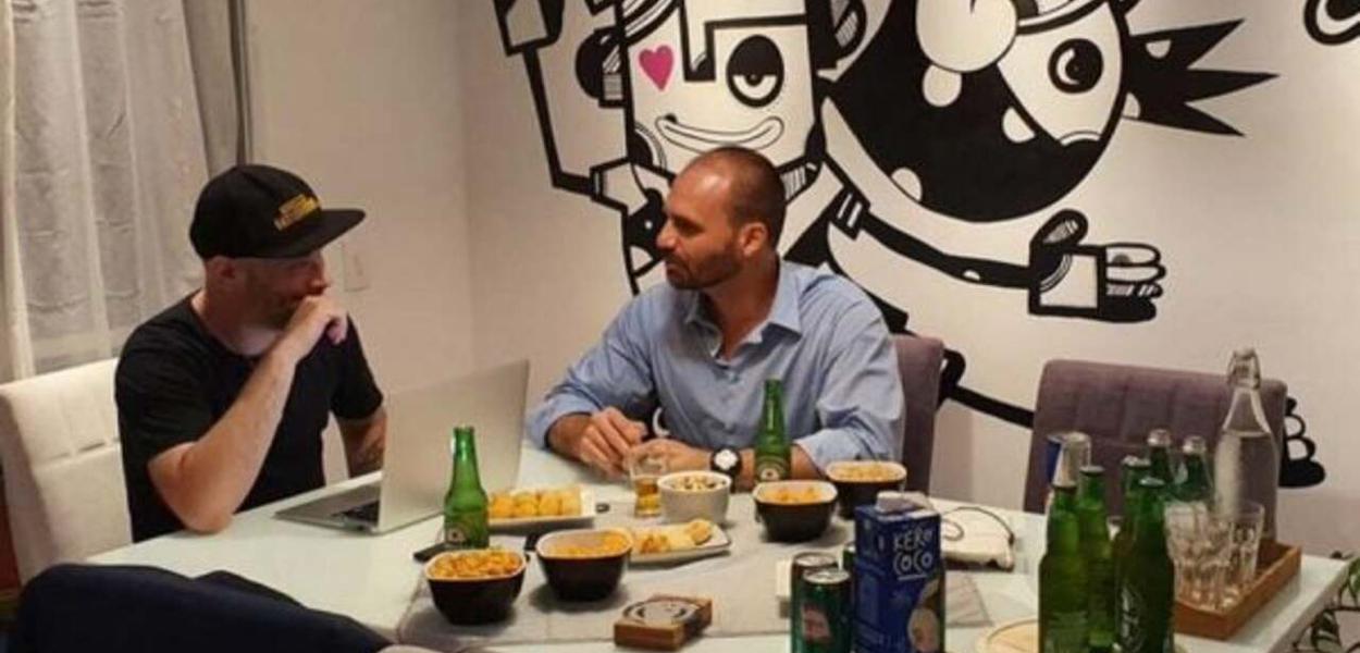 O publicitário Leonardo Oliveira e Eduardo Bolsonaro em foto anexada no documento encaminhado para a CPMI das Fake News