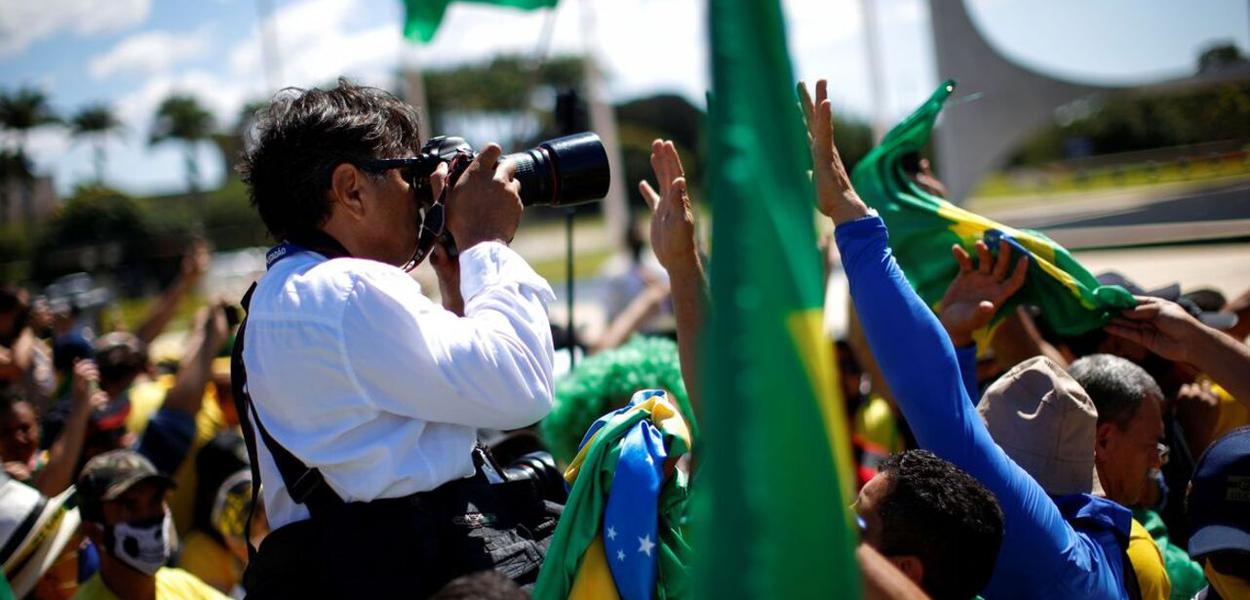 Em ato golpista, bolsonaristas agrediram jornalistas
