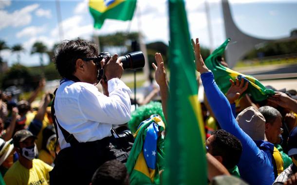 Em ato golpista, bolsonaristas agrediram jornalistas