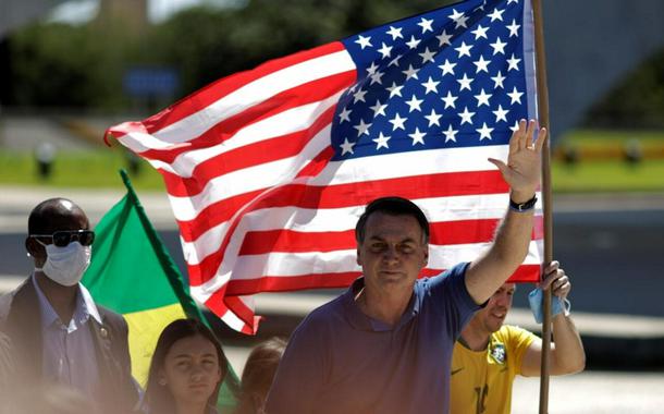 Em manifestação contra a democracia, bolsonaristas levam ao Planalto a bandeira dos EUA