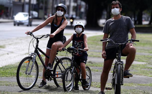 Família com máscara de proteção em praça