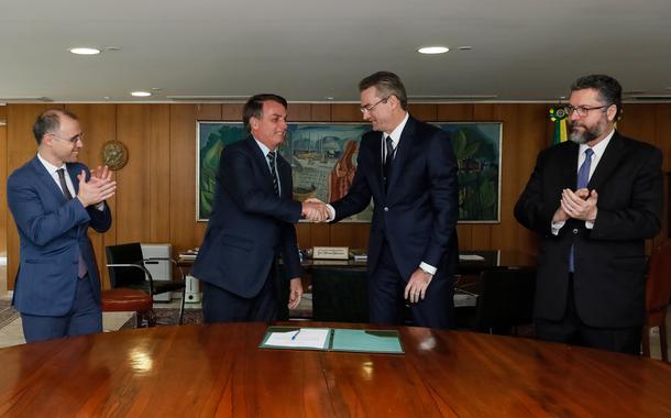 (Brasília - DF, 04/05/2020) Presidente da República Jair Bolsonaro, durante assinatura do Termo de Posse do senhor Rolando Alexandre de Souza, Diretor-Geral da Polícia Federal.Foto: Isac Nóbrega/PR