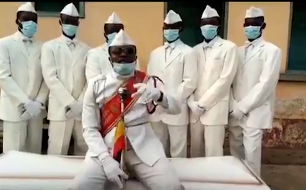 Mensagem dos carregadores de caixão de Gana sobre Covid-19