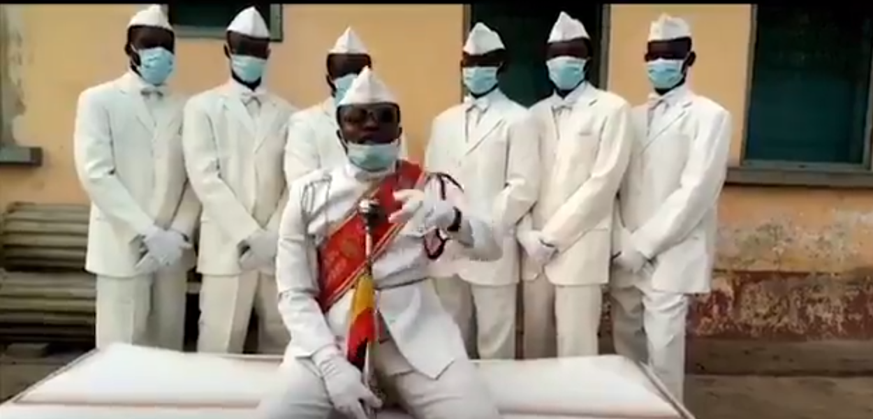 Mensagem dos carregadores de caixão de Gana sobre Covid-19