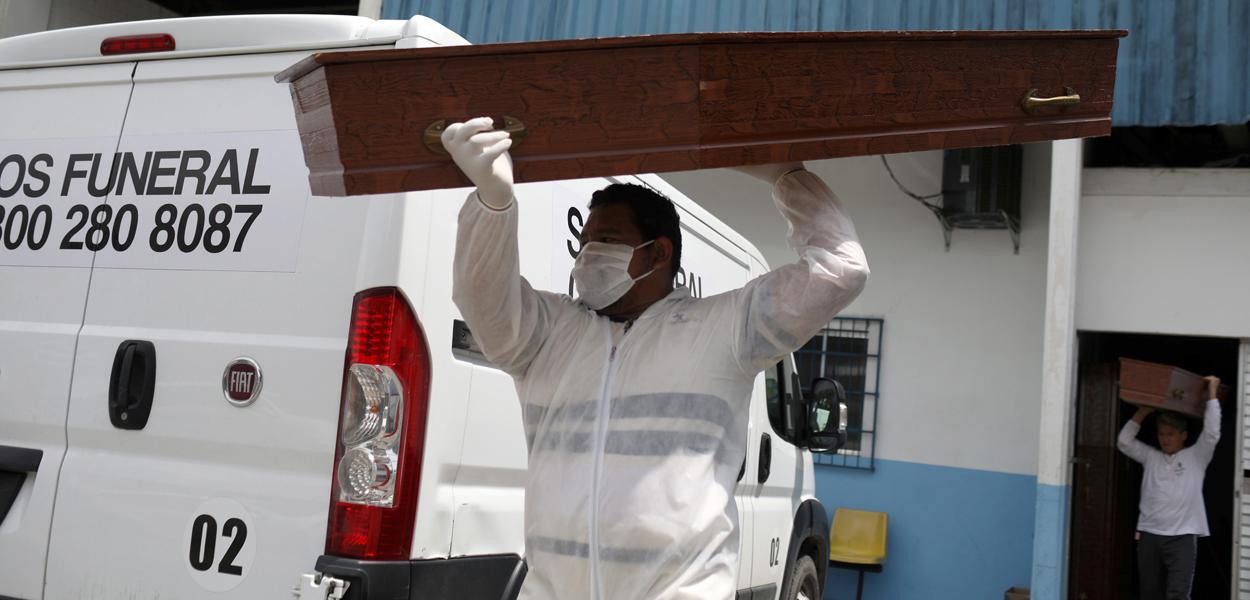 Funcionários de SOS Funeral em Manaus 5/5/2020