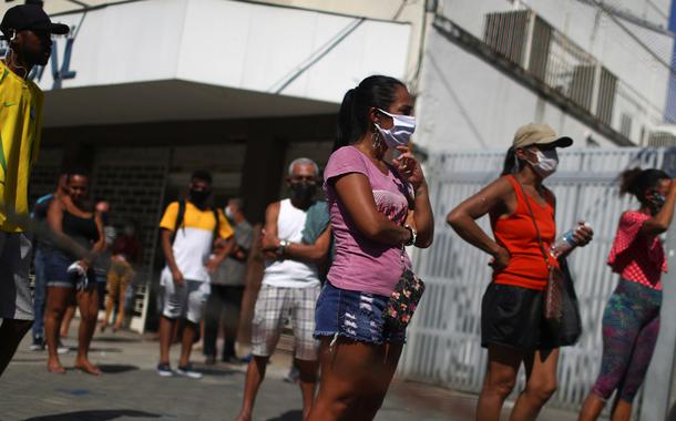 Fila na Caixa, no Rio de Janeiro, para retirar ajuda do governo pelo coronavírus 5//5/2020