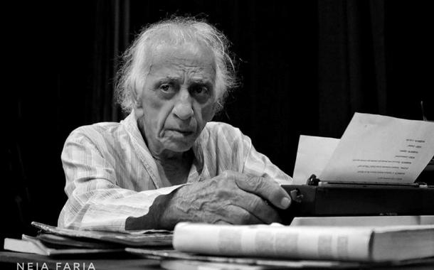 O ator Flávio Migliaccio em cena em "Confissões de um senhor de idade", em 2018