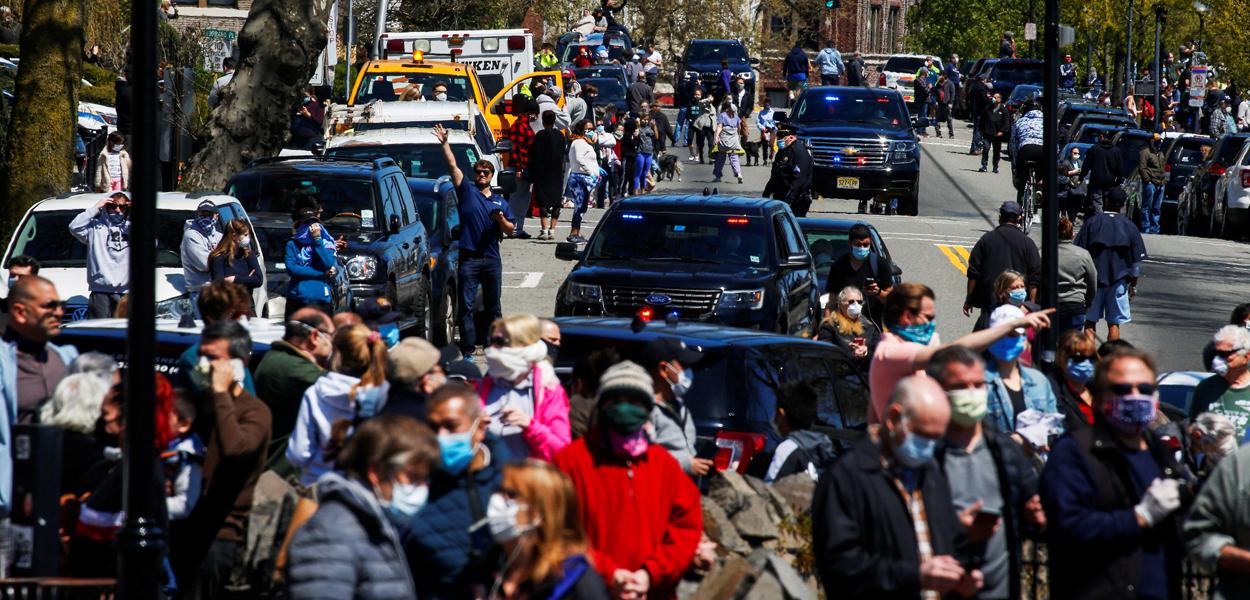 Pessoas observam apresentação de aviões da Força Aérea dos EUA em Nova York 28/04/2020