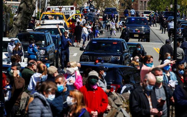 Pessoas observam apresentação de aviões da Força Aérea dos EUA em Nova York 28/04/2020