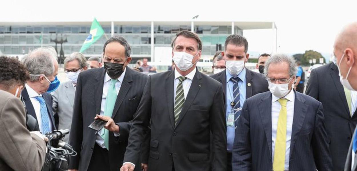 Bolsonaro, ministros e empresários caminham do Palácio do Planalto até o STF