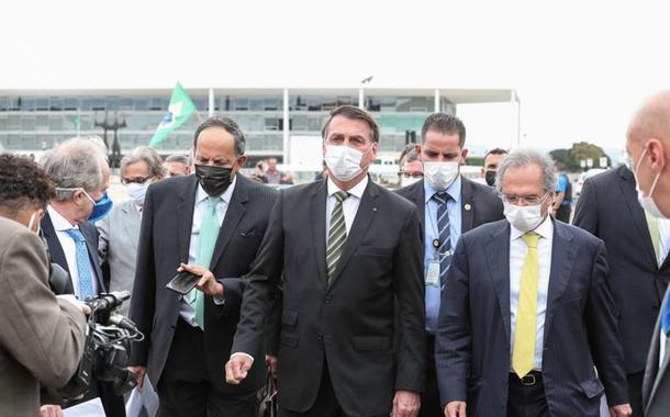 Bolsonaro, ministros e empresários caminham do Palácio do Planalto até o STF