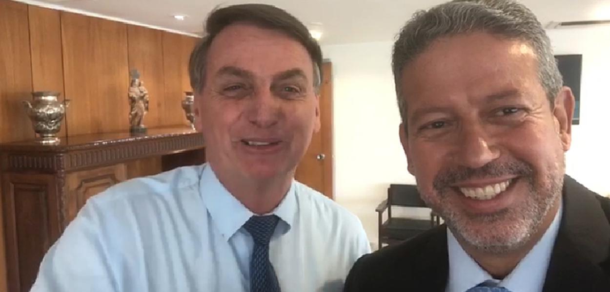 Jair Bolsonaro e Arthur Lira negociam cargos em troca de apoio político