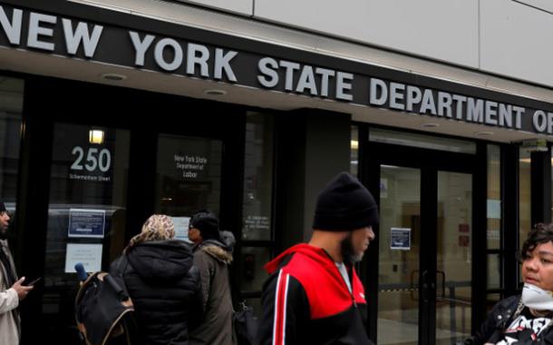 Pessoas se reúnem em frente ao Departamento do Trabalho do Estado de Nova York 20/03/2020