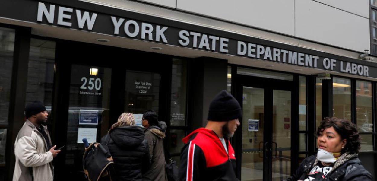 Pessoas se reúnem em frente ao Departamento do Trabalho do Estado de Nova York 20/03/2020