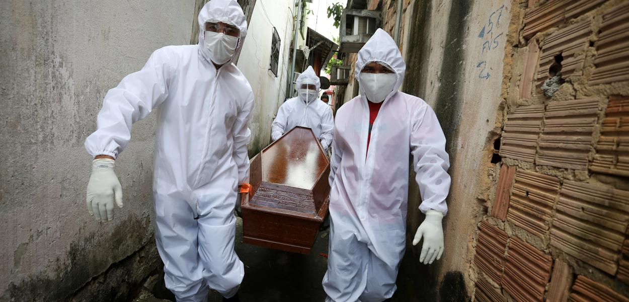 Agentes funerários carregam caixão de vítima de Covid-19 em Manaus 07/05/2020