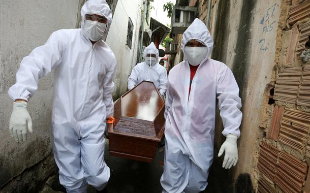 Agentes funerários carregam caixão de vítima de Covid-19 em Manaus 07/05/2020