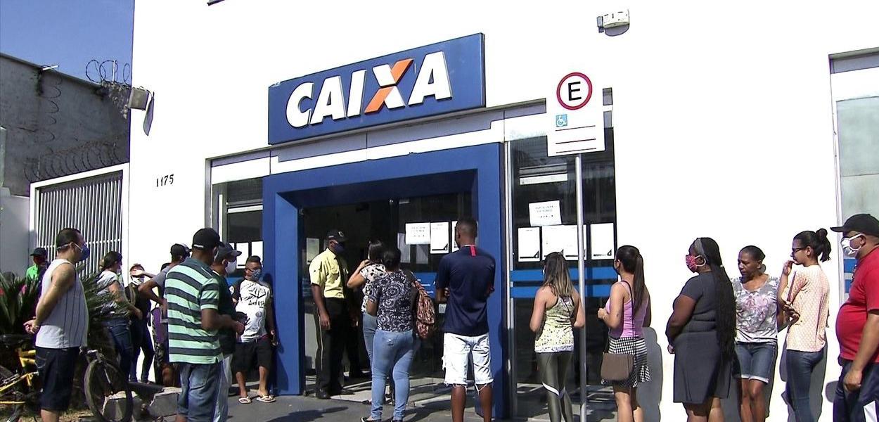 Filas para recebimento do auxílio emergencial