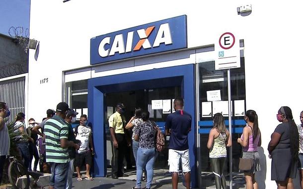 Filas para recebimento do auxílio emergencial
