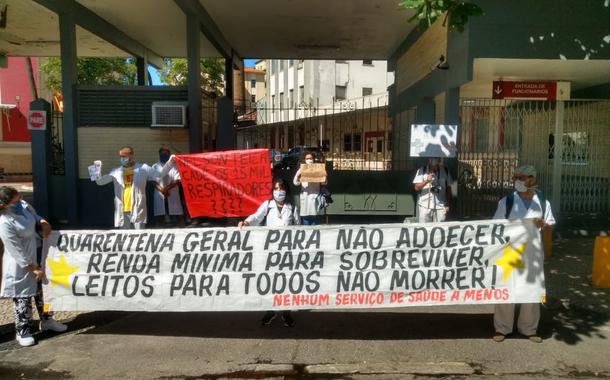 Profissionais de saúde realizam protesto em frente ao Hospital Federal de Bonsucesso, no Rio, durante visita do ministro da Saúde, Nelson Teich