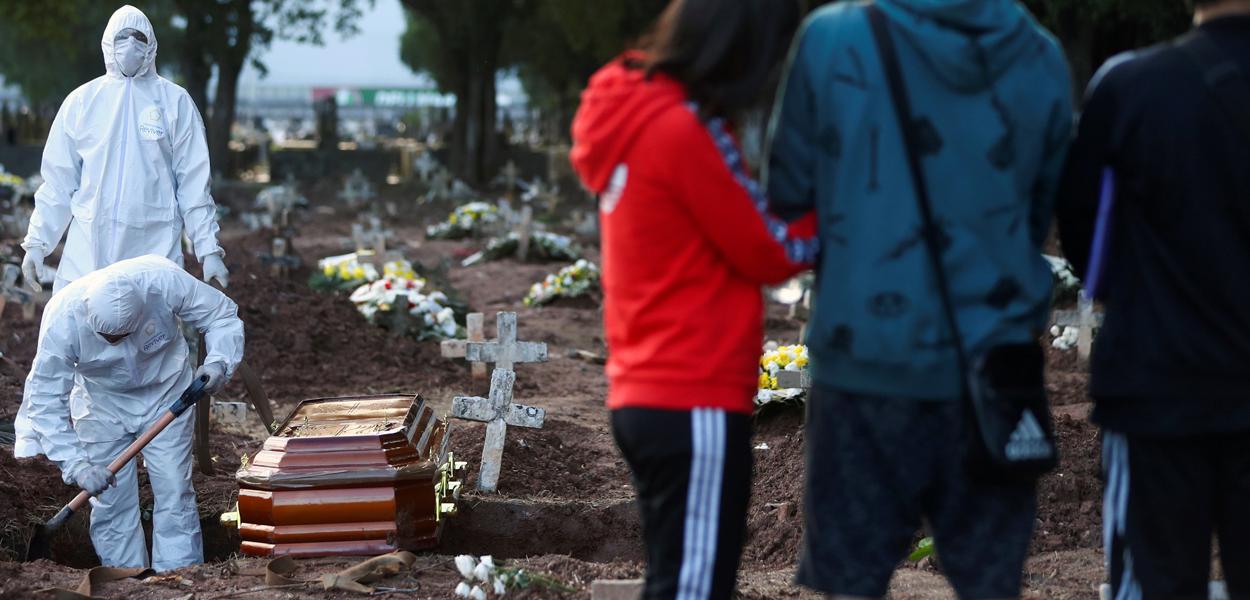 Famílias acompanham enterros de vítimas do coronavírus no Rio de Janeiro.