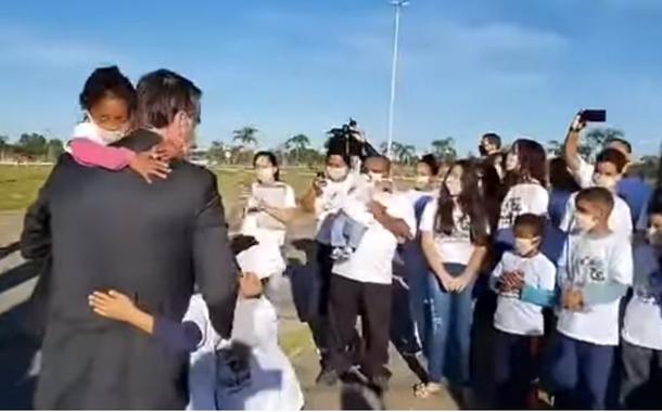 Bolsonaro abraça crianças em meio à pandemia