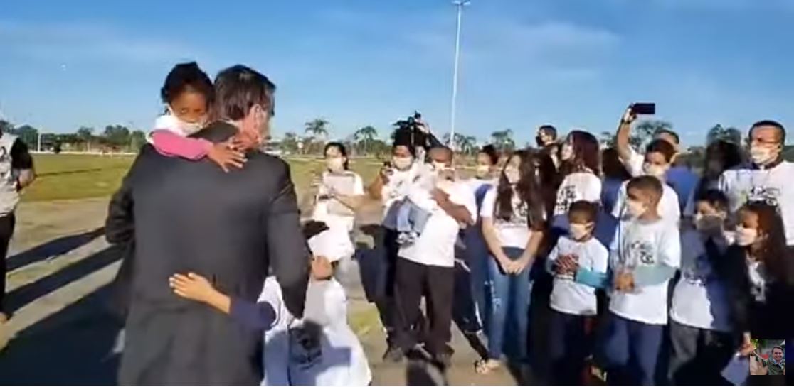 Bolsonaro abraça crianças em meio à pandemia